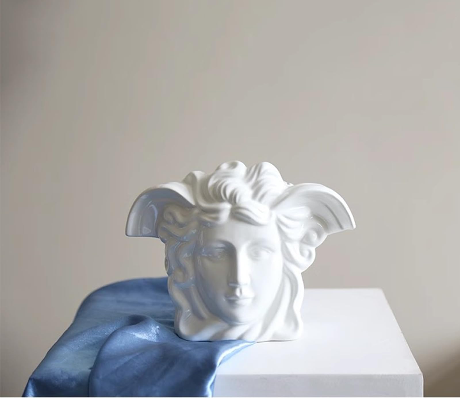 versaceメドゥーサ浮彫り陶器花瓶 Versace | ヴェルサーチェ からのVersace Medusa ブル― 花瓶